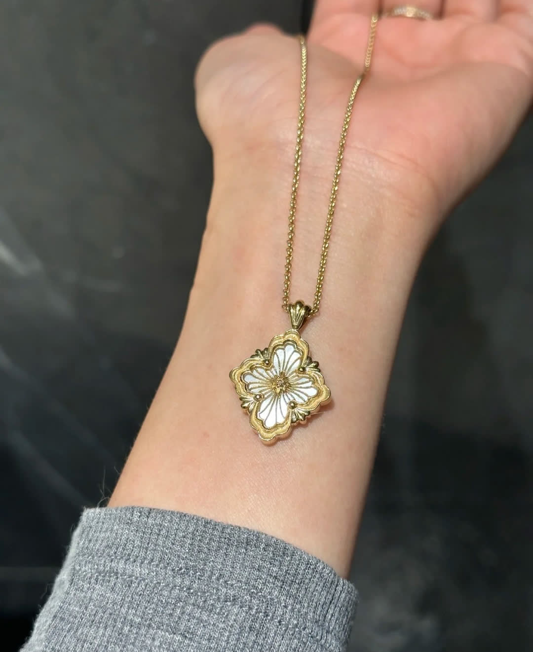 Van Cleef & Arpels Elegant Gold Flower Pendant Necklace